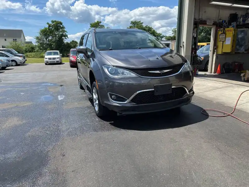 2017 Chrysler Pacifica Limited's photo