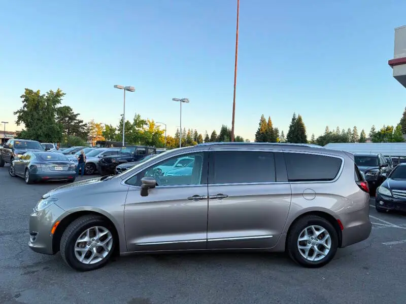 2017 Chrysler Pacifica Touring-L Plus photo 4