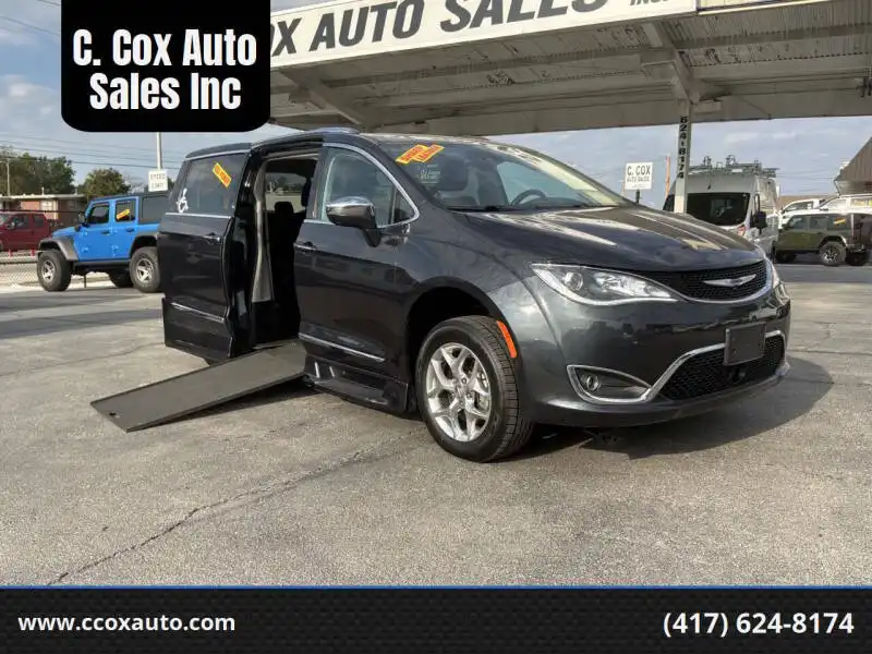 2019 Chrysler Pacifica Limited's photo
