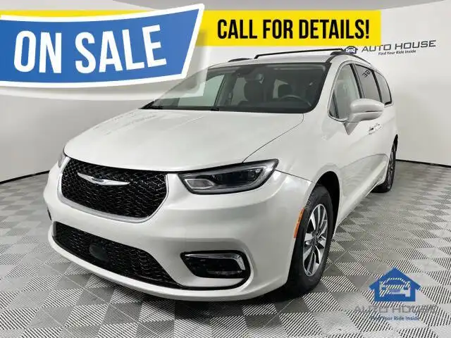 2021 Chrysler Pacifica Touring's photo