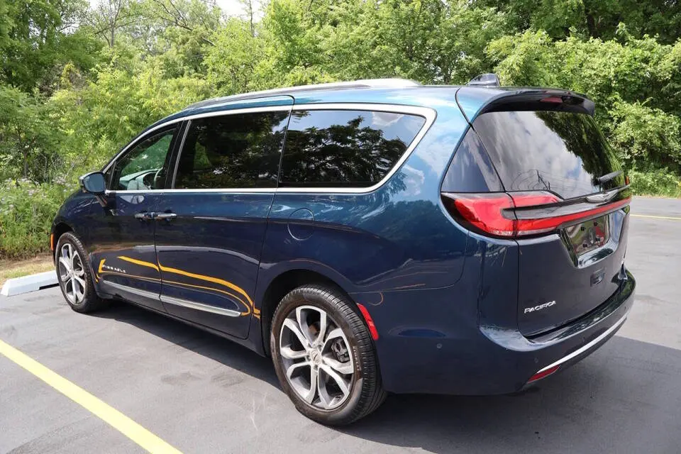 2024 Chrysler Pacifica Pinnacle AWD photo 4