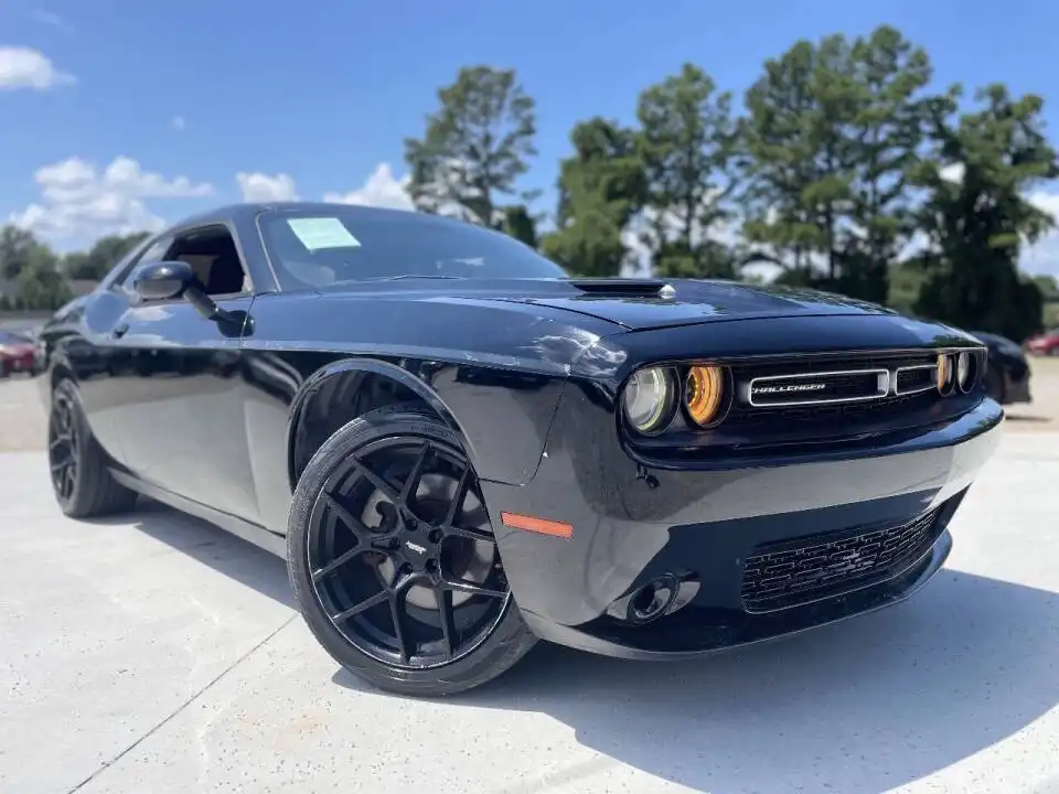 2016 Dodge Challenger SXT's photo