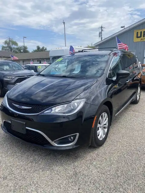 2017 Chrysler Pacifica Touring-L's photo