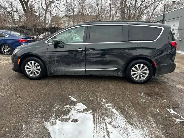 2017 Chrysler Pacifica Touring-L's photo