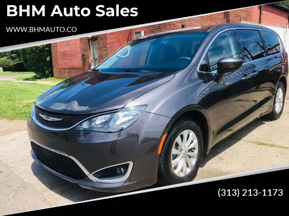 2017 Chrysler Pacifica Touring photo 1