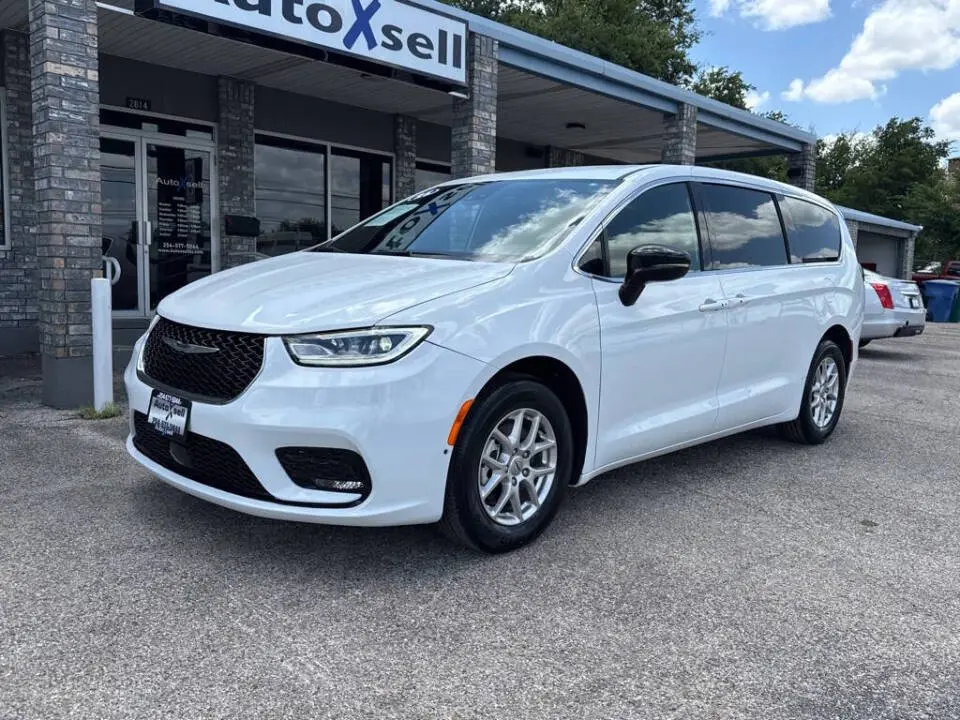 2025 Chrysler Pacifica Select photo 3