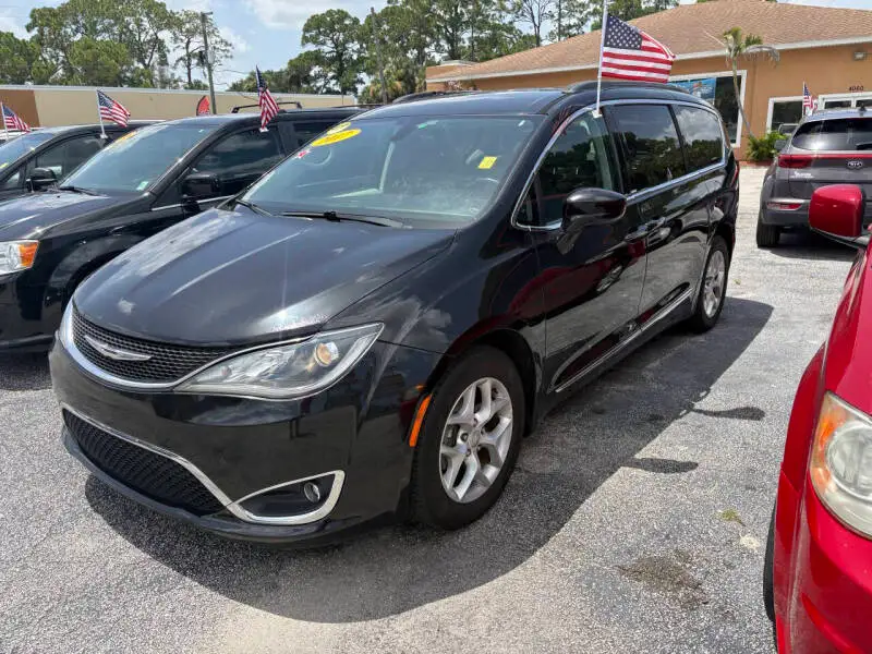 2017 Chrysler Pacifica Touring-L photo 1