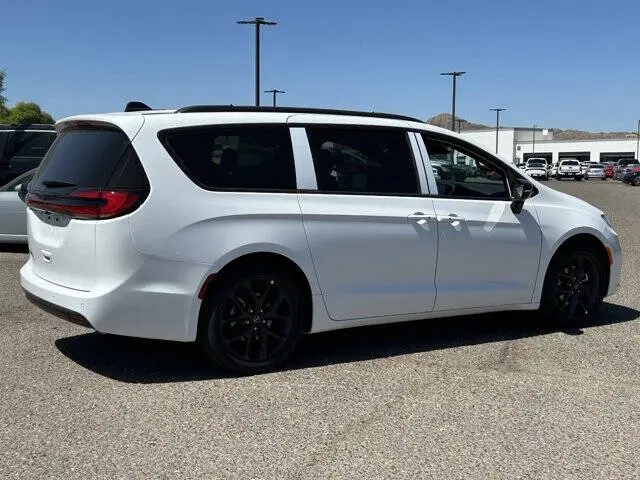 2026 Chrysler Pacifica Select photo 4