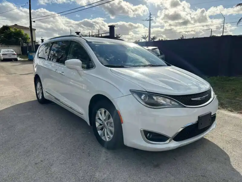2018 Chrysler Pacifica Touring L's photo
