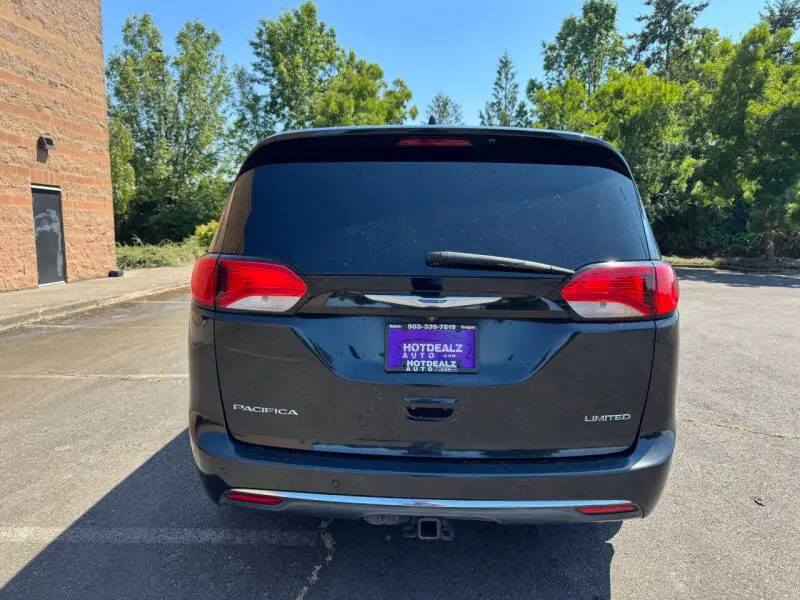 2017 Chrysler Pacifica Limited photo 5