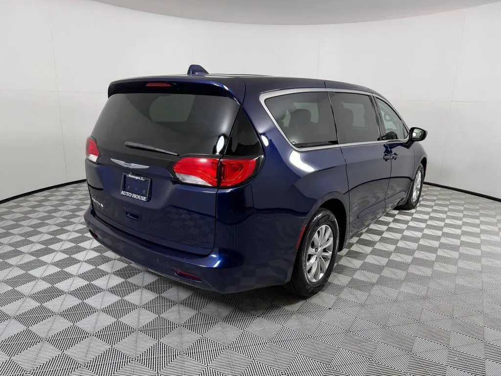 2017 Chrysler Pacifica Touring photo 5