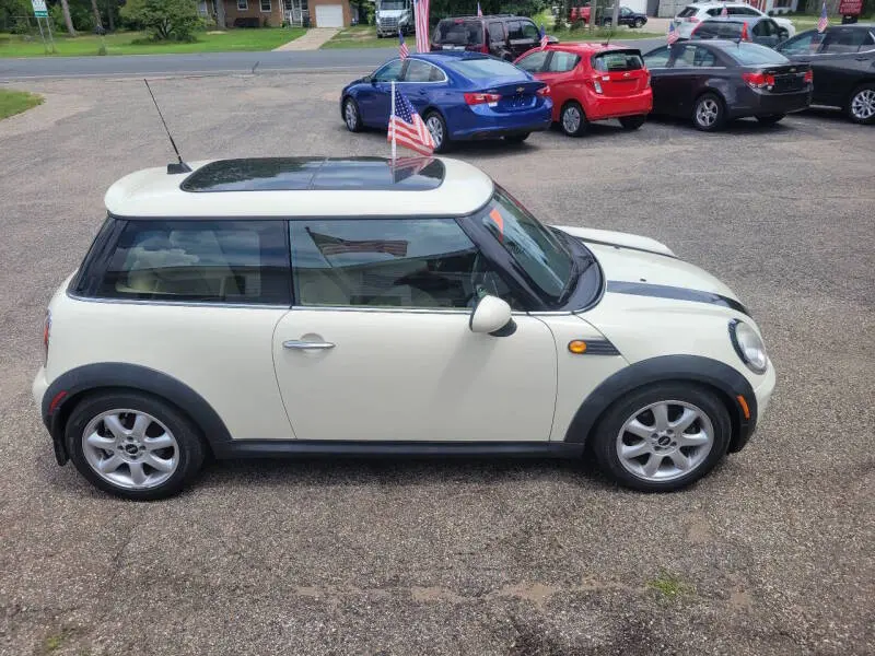 2010 MINI Cooper Base photo 3