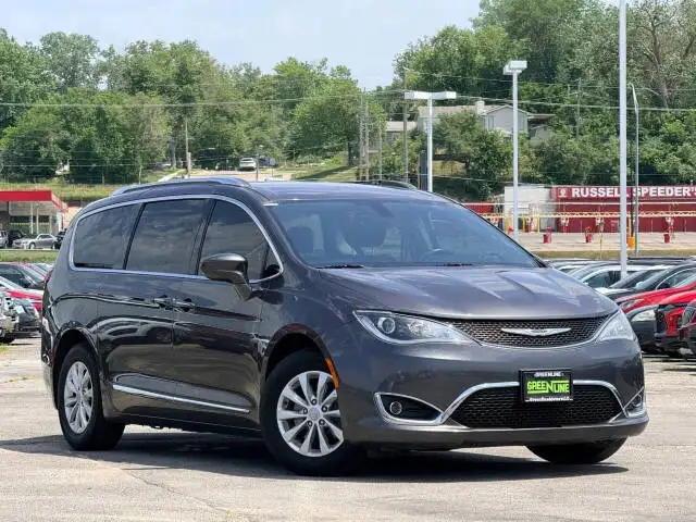 2019 Chrysler Pacifica Touring L's photo