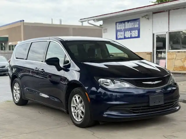 2017 Chrysler Pacifica Touring's photo