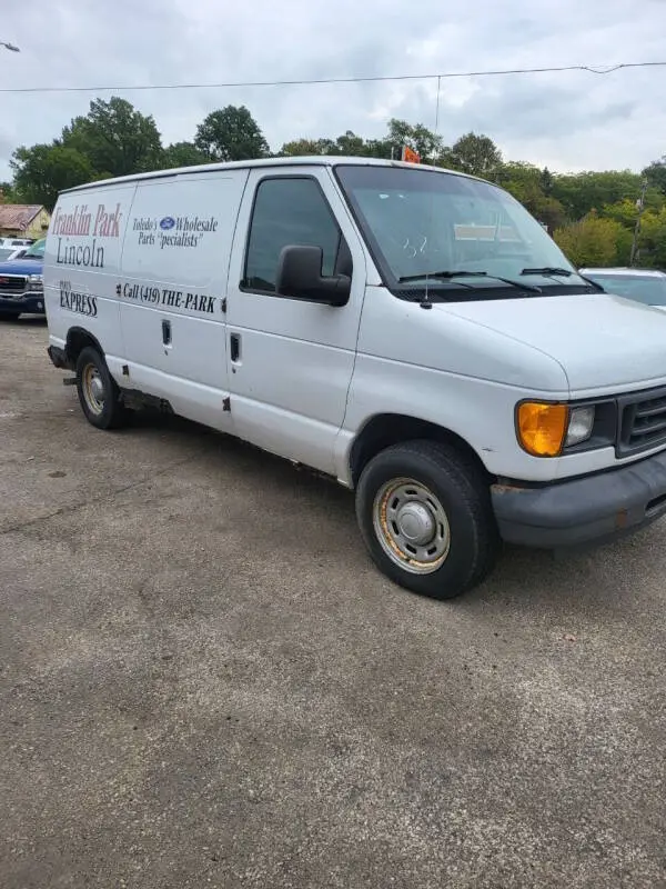 2004 Ford E-Series E-150 Van photo 5
