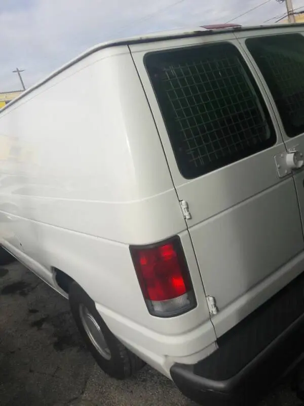 2000 Ford E-Series E-150 Van photo 4
