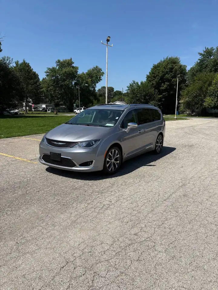 2017 Chrysler Pacifica Limited's photo