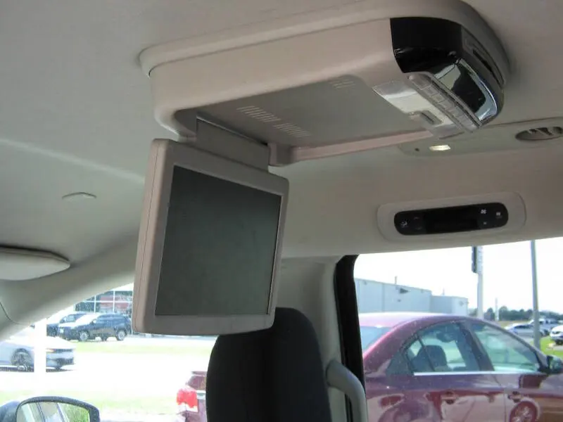 2017 Chrysler Pacifica Touring photo 3