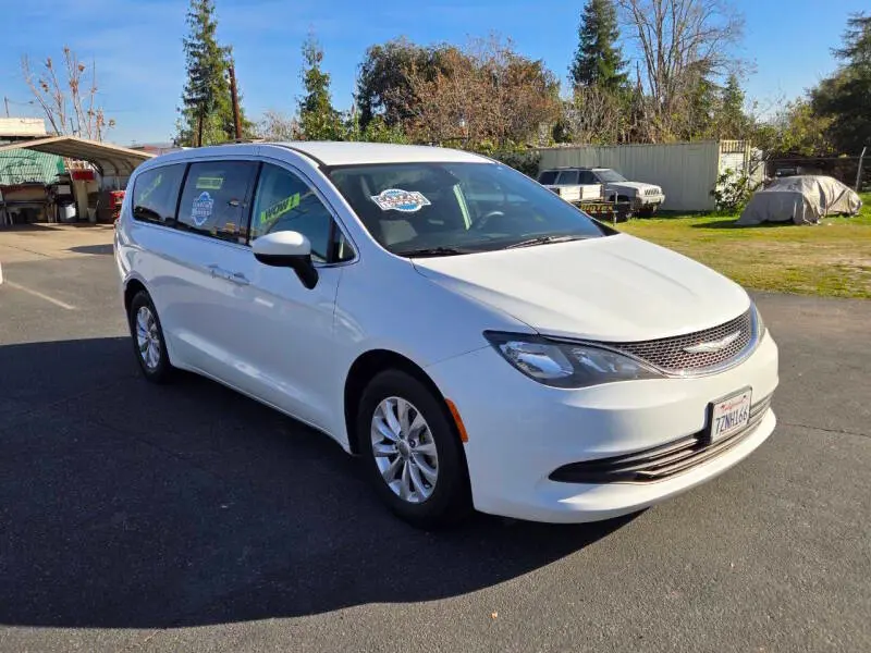 2017 Chrysler Pacifica Touring photo 4