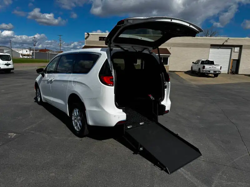 2025 Chrysler Pacifica Select photo 1