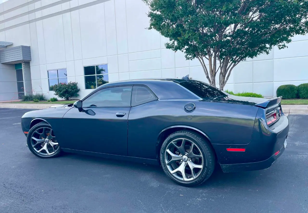 2017 Dodge Challenger SXT Plus photo 3
