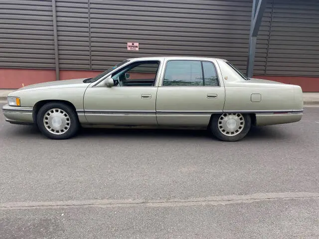 1996 Cadillac DeVille Base photo 4