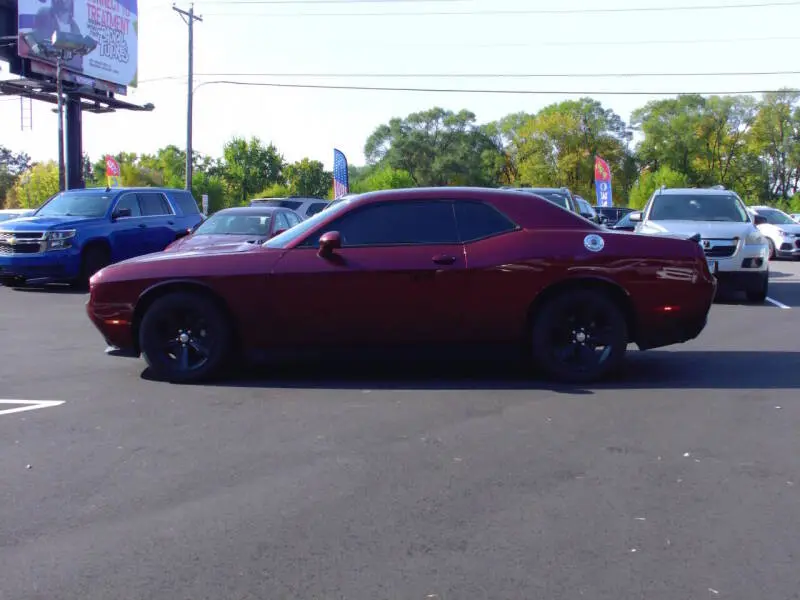 2017 Dodge Challenger SXT photo 4