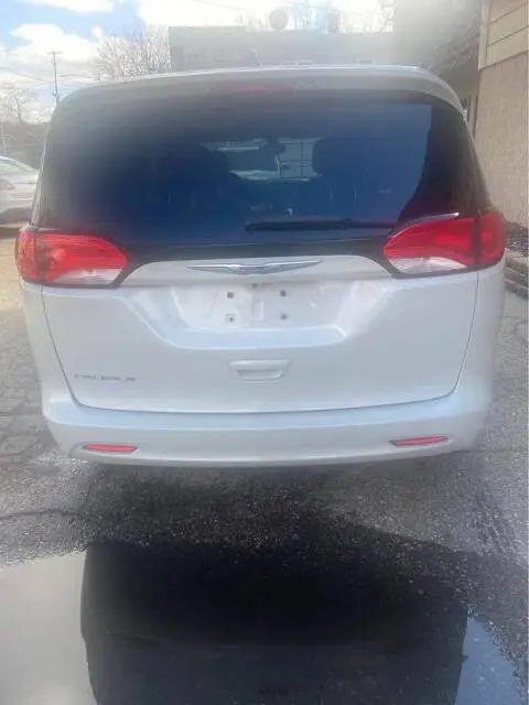 2017 Chrysler Pacifica Touring photo 3
