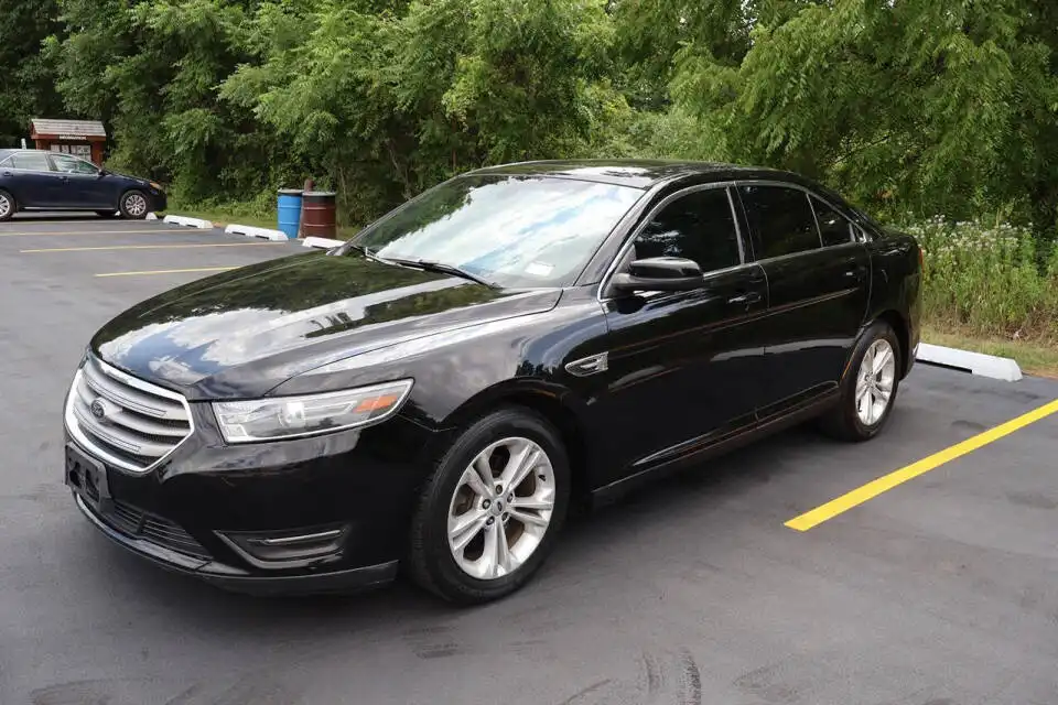 2016 Ford Taurus SEL FWD's photo