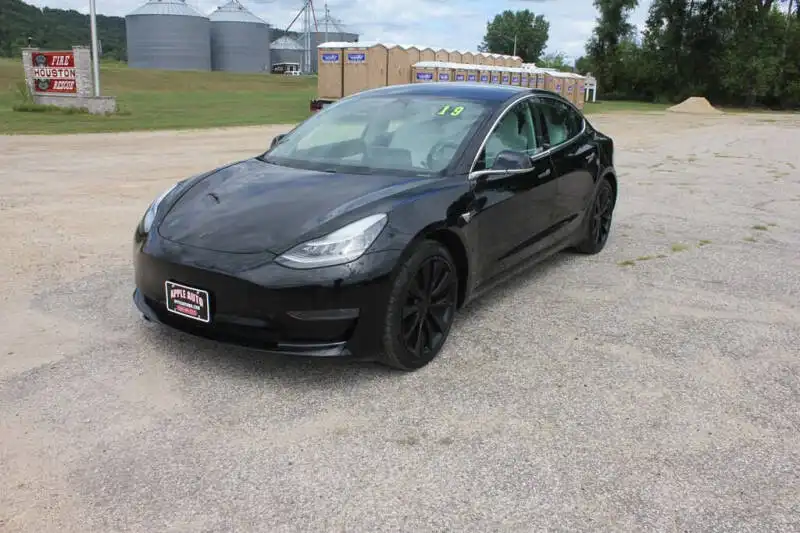 2019 Tesla Model 3 Standard Range Plus's photo