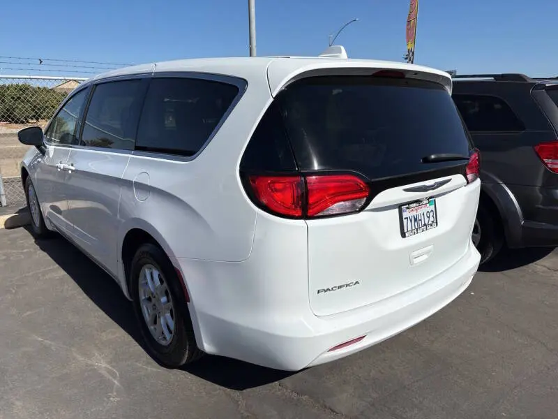 2017 Chrysler Pacifica LX photo 4