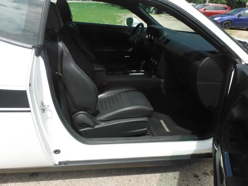 2013 Dodge Challenger SXT photo 4