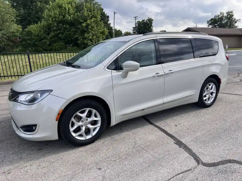 2017 Chrysler Pacifica Touring-L's photo