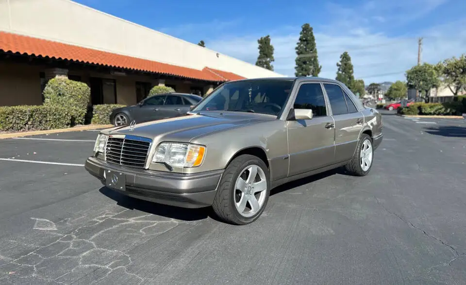 1994 Mercedes-Benz E-Class undefined photo 1