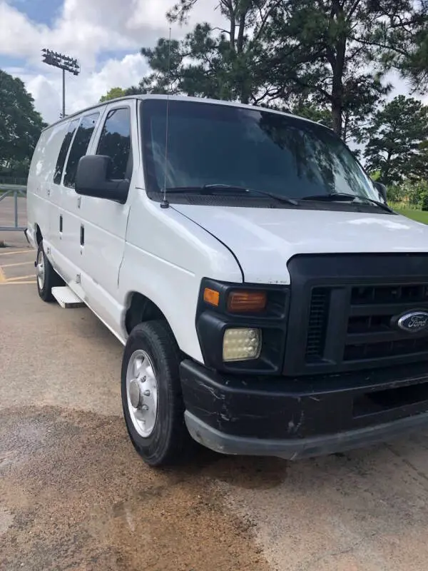 2011 Ford E-Series E-350 Super Duty Extended photo 4