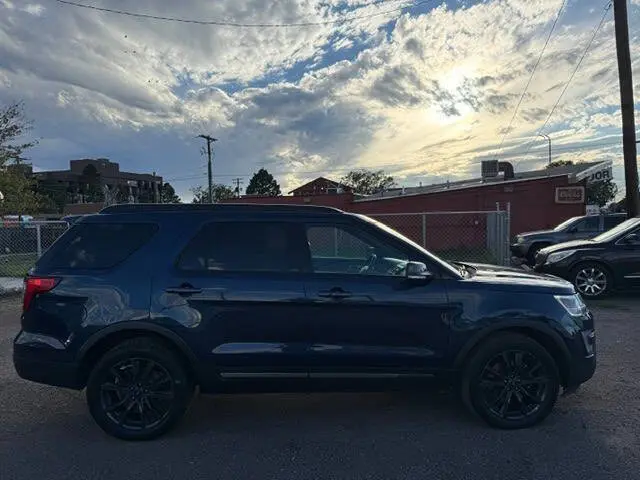 2017 Ford Explorer XLT 4WD photo 5