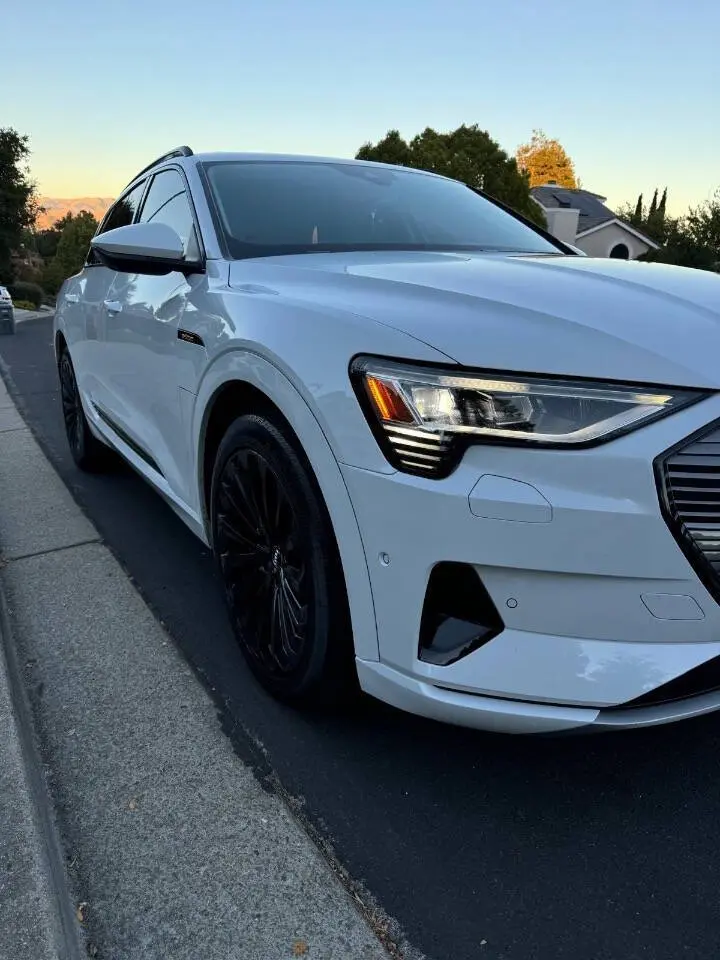 2019 Audi e-tron Prestige photo 3