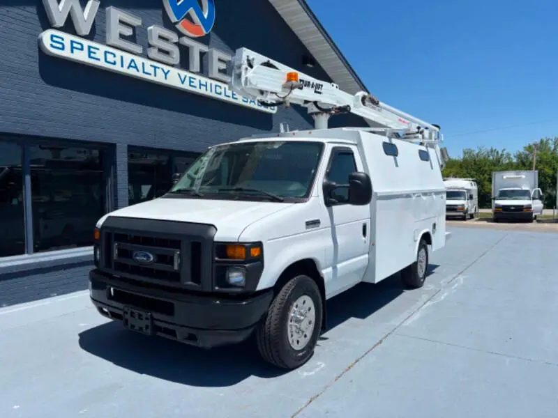 2017 Ford E-Series DRW E-350 Super Duty 138 in WB photo 4