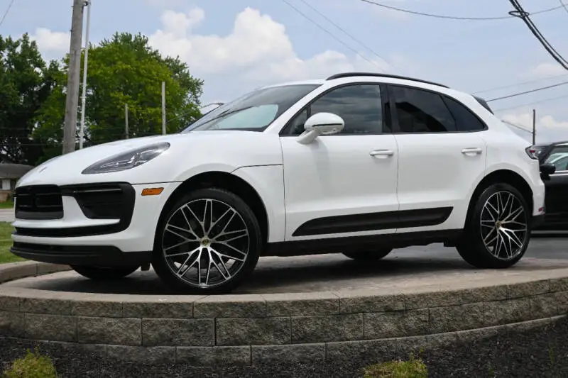 2026 Porsche Macan Base photo 1