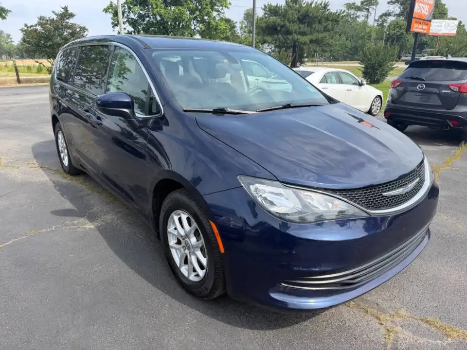 2018 Chrysler Pacifica LX's photo