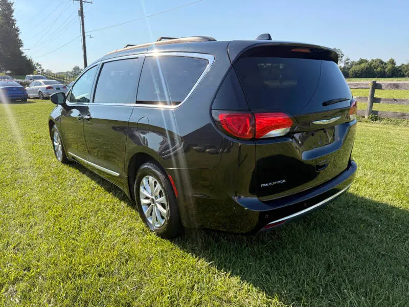2017 Chrysler Pacifica Touring-L photo 5