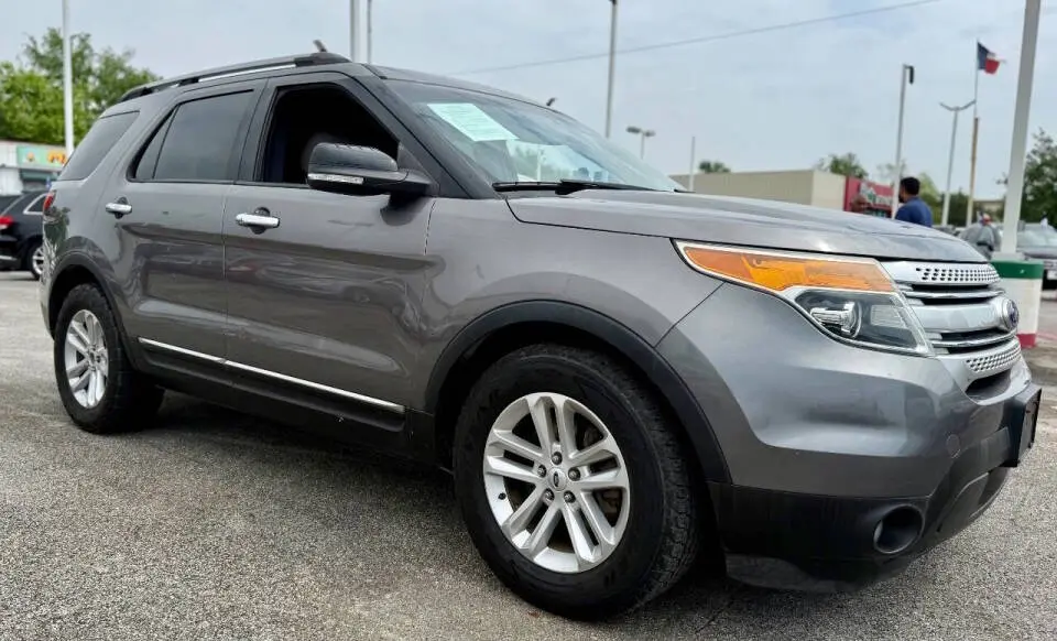 2011 Ford Explorer XLT photo 3