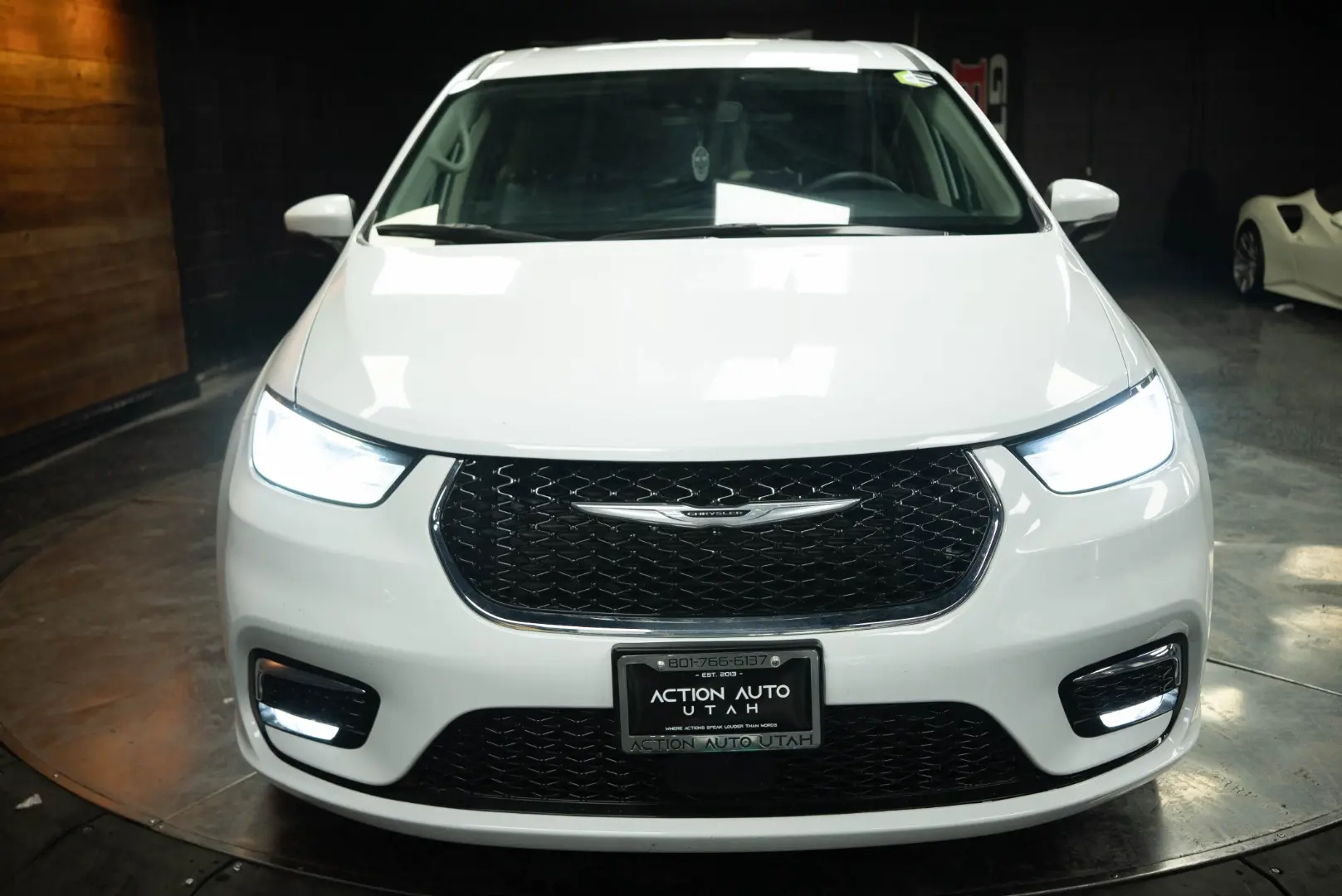 2023 Chrysler Pacifica Touring L photo 3