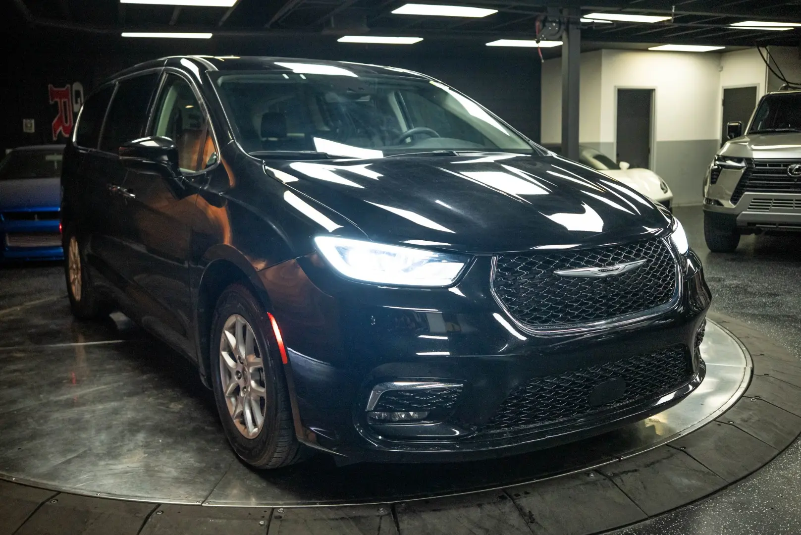 2024 Chrysler Pacifica Touring L photo 5