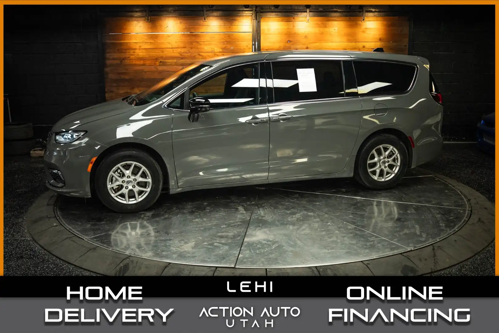 2025 Chrysler Pacifica Select's photo