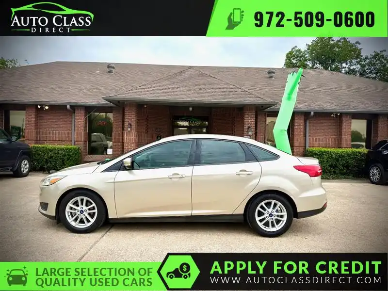 2017 Ford Focus Sedan SE's photo