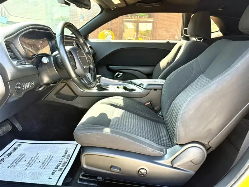 2019 Dodge Challenger SXT Auto photo 5
