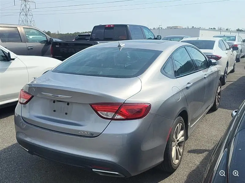2015 Chrysler 200 S photo 4