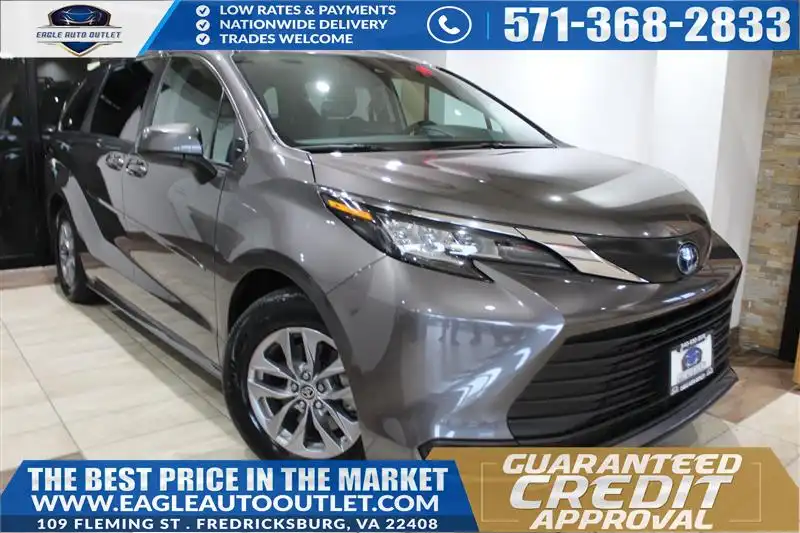 2023 Toyota Sienna LE 8-Passenger Hybrid FWD's photo
