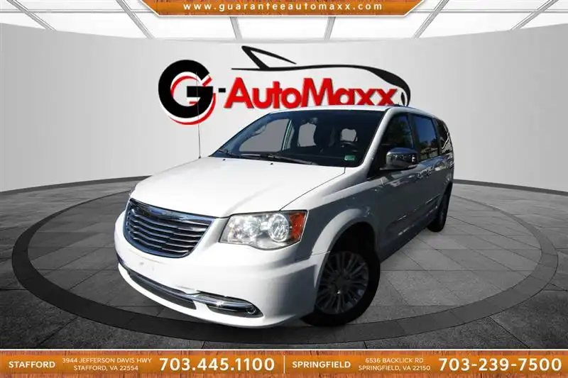 2015 Chrysler Town & Country Limited's photo